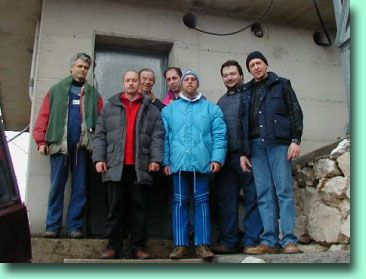 Immagine relativa al gruppo di radioamatori che hanno materialmente eseguito l’installazione del centro nodale di ITANET in Col Gajardin –Caneva-PN