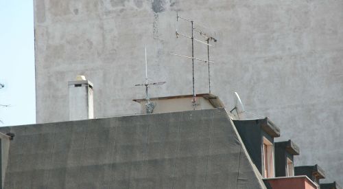 Nell'immagine: particolare dell’access point versione in contenitore “stagno” installato sul tetto del QRL di IW3QOJ con antenna in rete