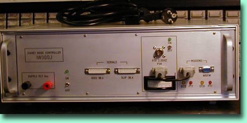 Immagine dellapparecchiatura in versione fissa installata presso la SOR  di  Palmanova  - permette linterconnessione della rete ITANET con link  BPSK sui 2,3 Ghz alla velocit di 1,228 Mbs  con la rete interna (intranet) della Sala Operativa. 